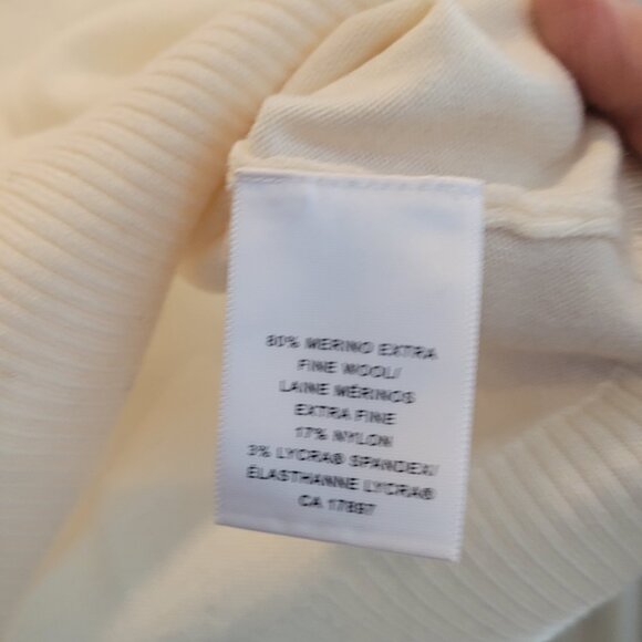 Creamy Merino Wool V-neck sweater - Picture 3 of 5